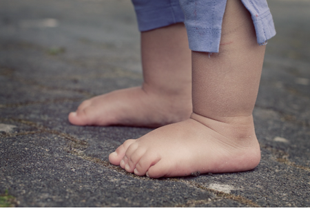 Quand et comment commencer à chausser son enfant ?